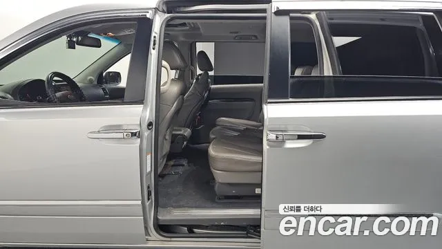 Kia Carnival 2013 thumb 12
