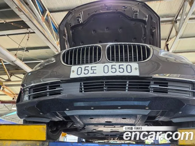 BMW 7-Series 2015 thumb 8