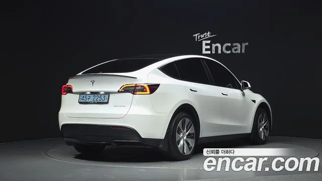 Tesla Model Y 2021 thumb 2