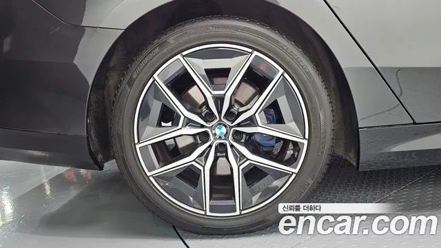 BMW 5-Series 2024 thumb 4