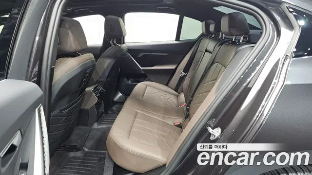 BMW 5-Series 2024 thumb 11