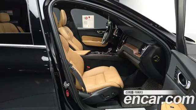 Volvo XC60 2019 thumb 11