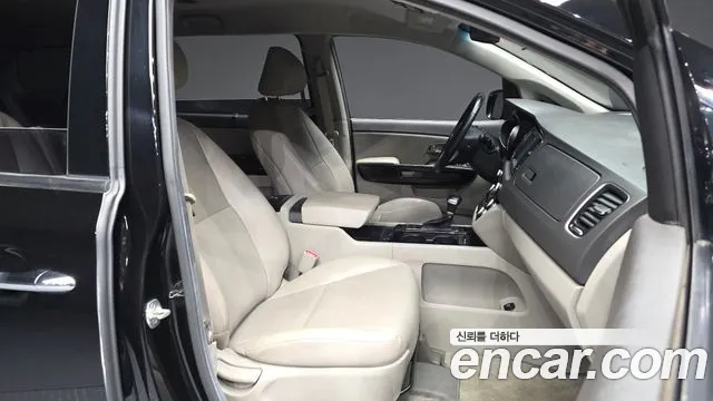 Kia Carnival 2017 thumb 10