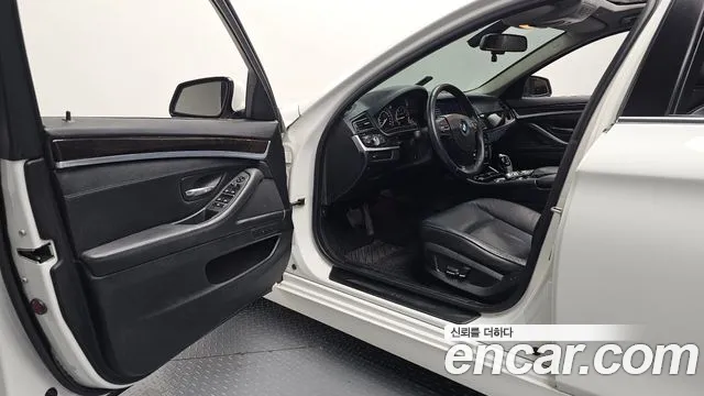 BMW 5-Series 2012 thumb 10