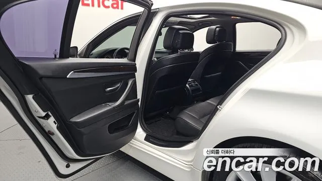 BMW 5-Series 2012 thumb 12