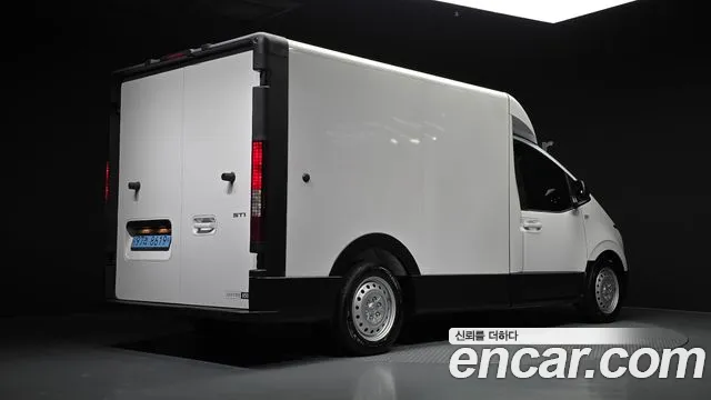 Hyundai Staria 2024 thumb 2
