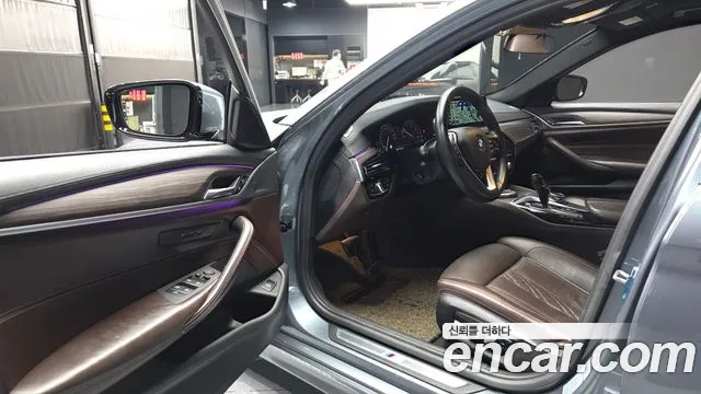 BMW 5-Series 2017 thumb 9