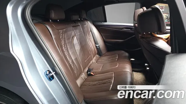 BMW 5-Series 2017 thumb 11