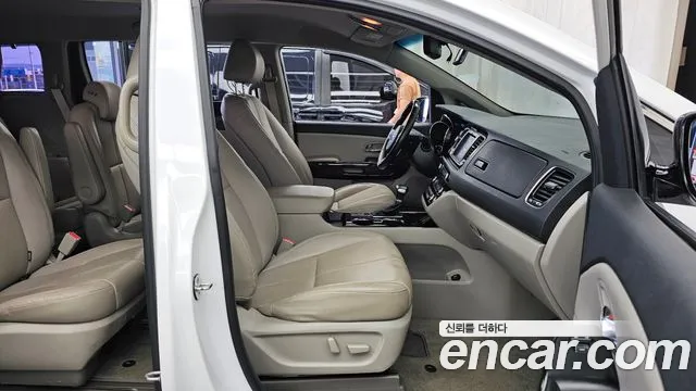 Kia Carnival 2019 thumb 11