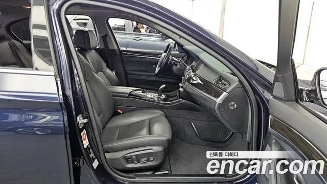BMW 5-Series 2015 thumb 11