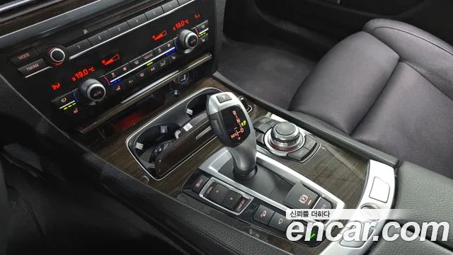 BMW 7-Series 2012 thumb 9