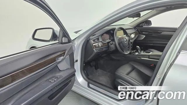 BMW 7-Series 2012 thumb 10