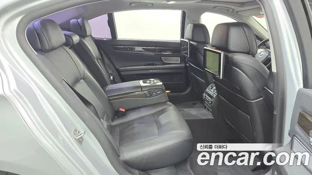 BMW 7-Series 2012 thumb 11