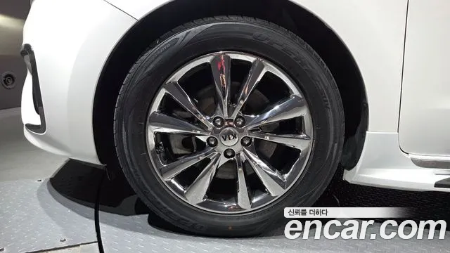 Kia Carnival 2018 thumb 5