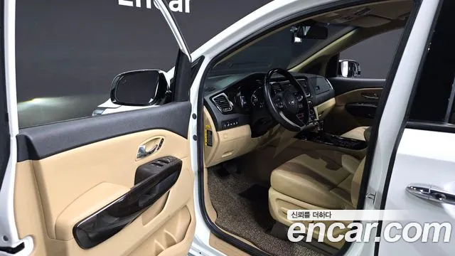 Kia Carnival 2018 thumb 10