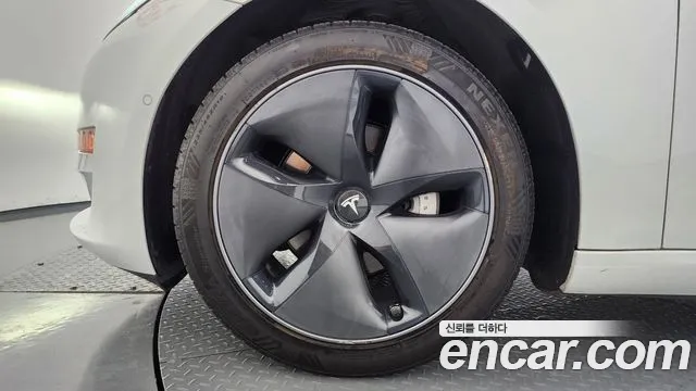 Tesla Model 3 2020 thumb 5