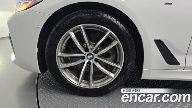 BMW 5-Series 2017 thumb 4