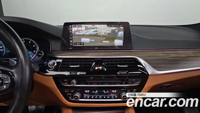 BMW 5-Series 2017 thumb 12