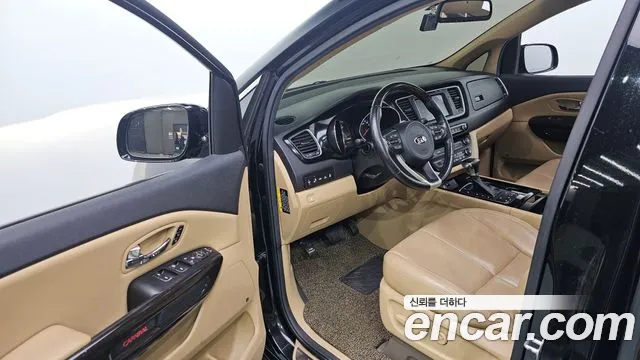 Kia Carnival 2016 thumb 10