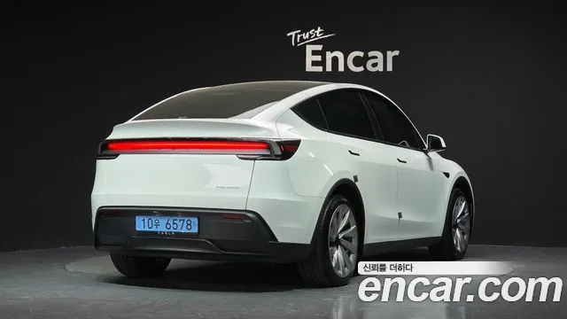 Tesla Model Y 2025 thumb 2