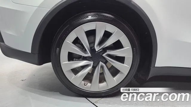 Tesla Model Y 2025 thumb 5