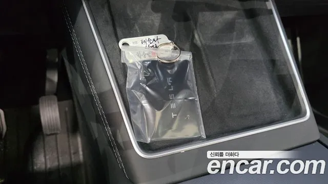 Tesla Model Y 2025 thumb 9