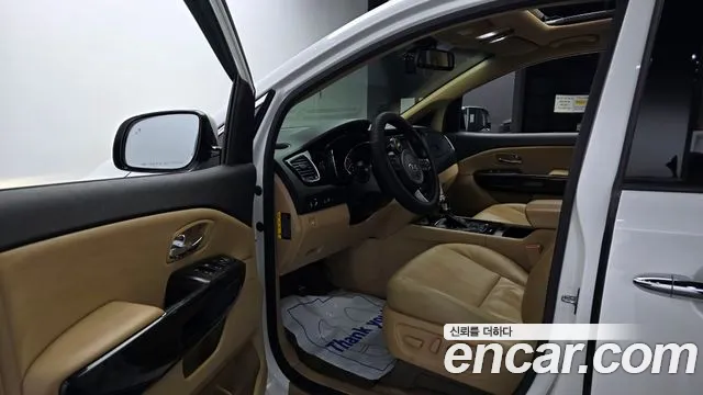 Kia Carnival 2017 thumb 10