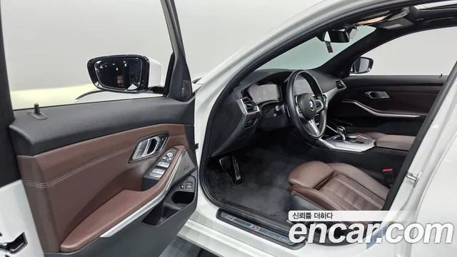 BMW 3-Series 2021 thumb 9