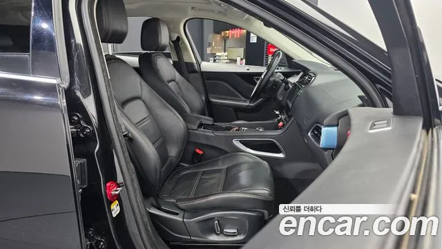 Jaguar F-Pace 2019 thumb 10