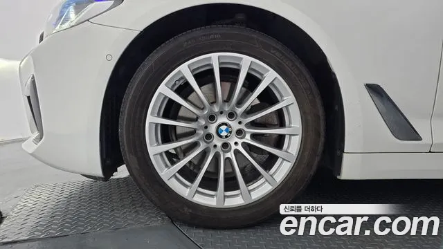 BMW 5-Series 2019 thumb 5