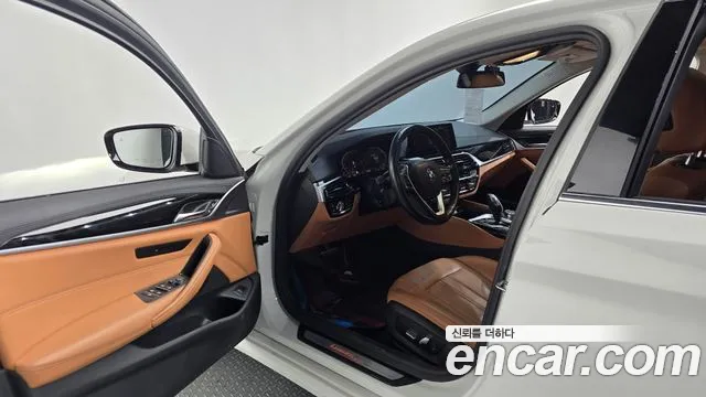 BMW 5-Series 2019 thumb 10