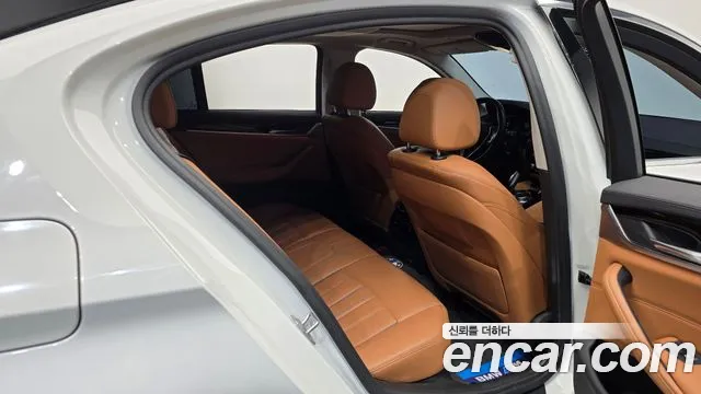 BMW 5-Series 2019 thumb 11