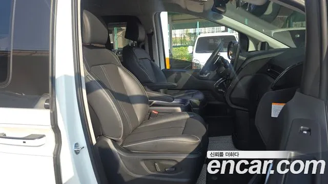 Hyundai Staria 2025 thumb 12