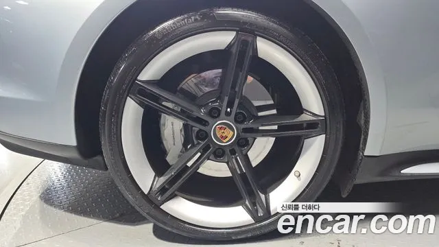 Porsche Taycan 2020 thumb 5
