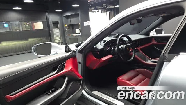 Porsche Taycan 2020 thumb 10