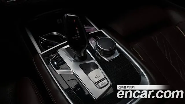 BMW 7-Series 2017 thumb 9