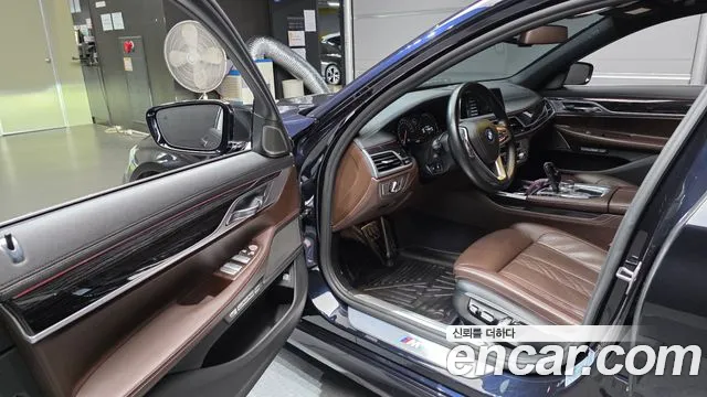 BMW 7-Series 2017 thumb 10