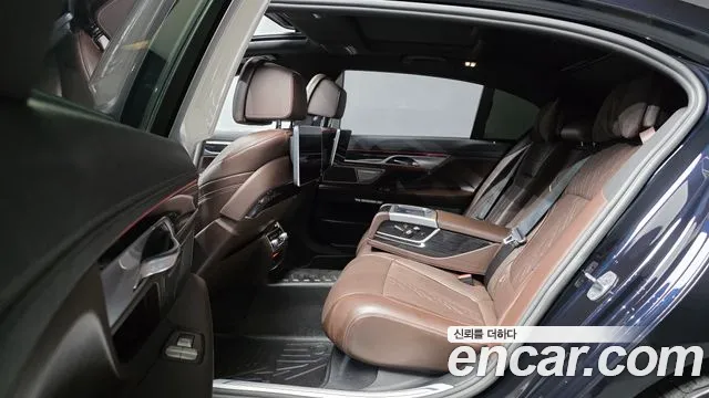 BMW 7-Series 2017 thumb 11