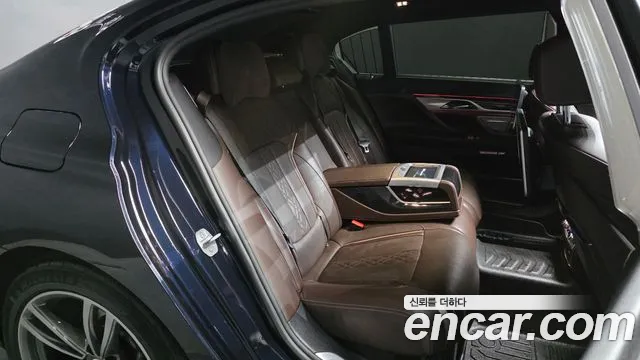 BMW 7-Series 2017 thumb 12