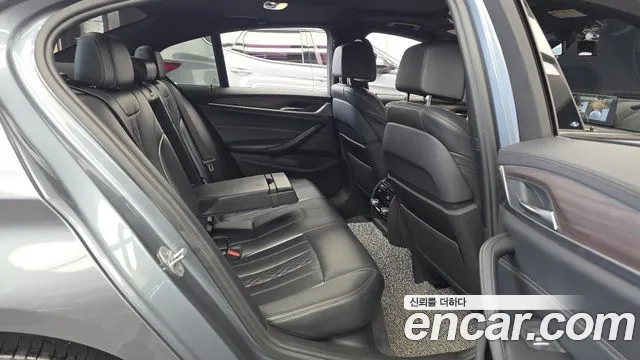 BMW 5-Series 2017 thumb 12