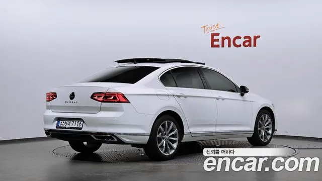Volkswagen Passat (North America and China) 2021 thumb 2