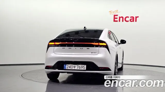 Toyota Prius 2024 thumb 3