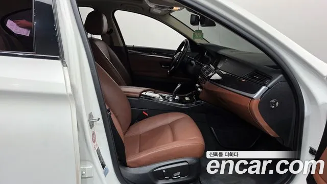 BMW 5-Series 2016 thumb 11
