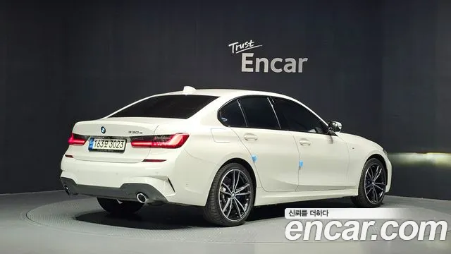 BMW 3-Series 2021 thumb 2