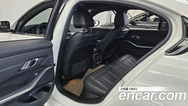 BMW 3-Series 2021 thumb 12