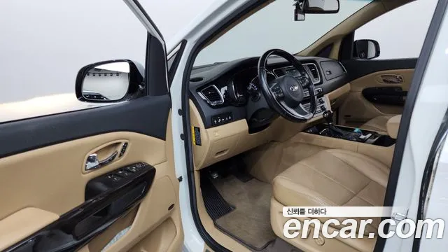 Kia Carnival 2015 thumb 10