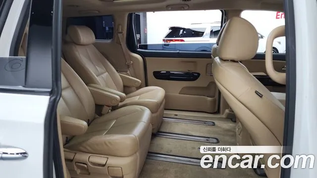 Kia Carnival 2015 thumb 11