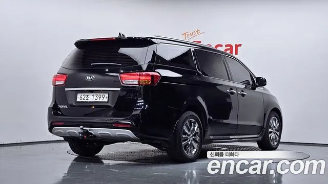 Kia Carnival 2017 thumb 2