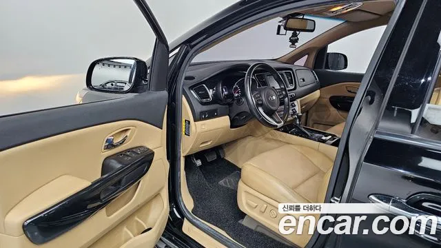 Kia Carnival 2017 thumb 10