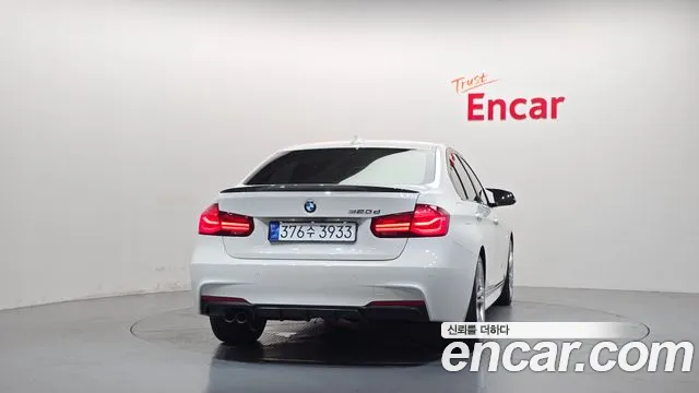 BMW 3-Series 2018 thumb 4